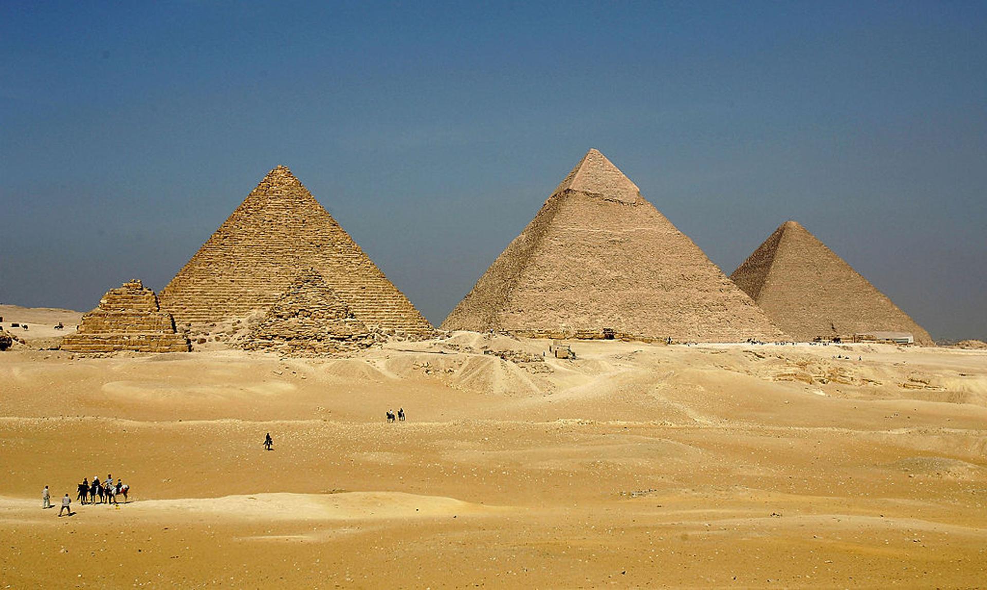Alt: Three pyramids of Giza in Egypt