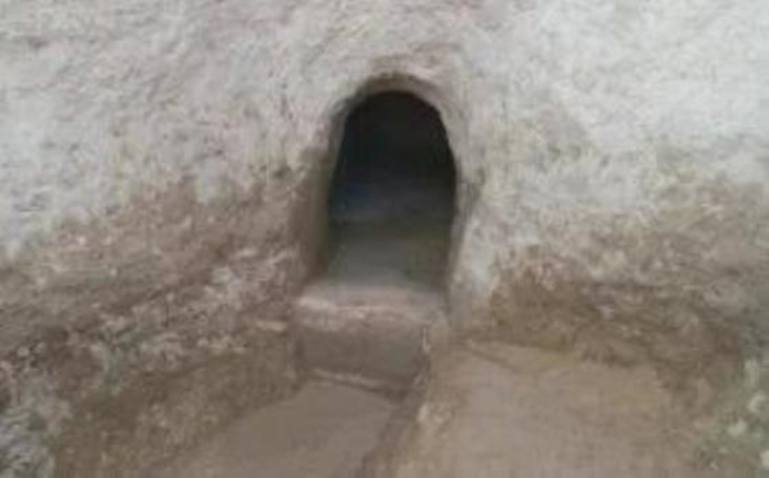 A small entrance to one of the tunnels that lies under the Stone City of Houchengzui