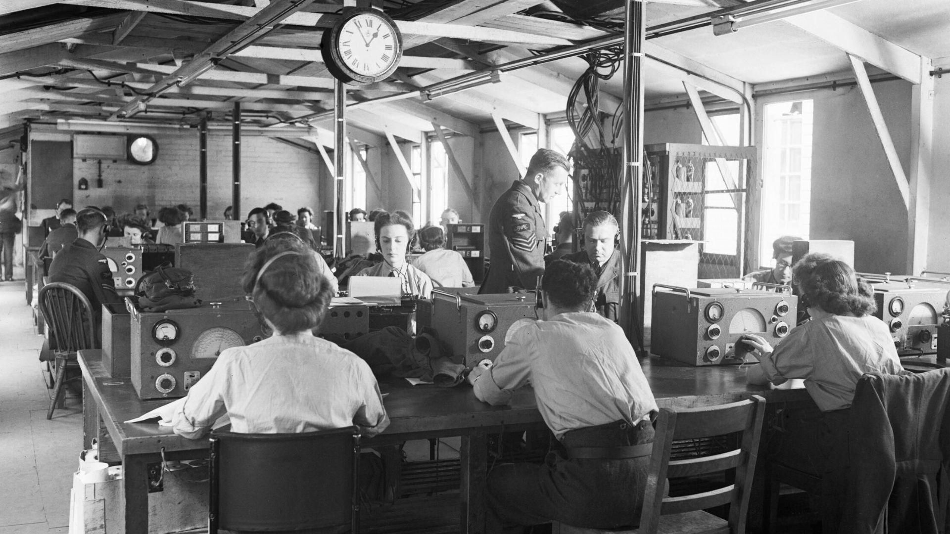 A photo of women and men in the Air Ministry between 1939 and 1945 working as wireless operators during World War II.