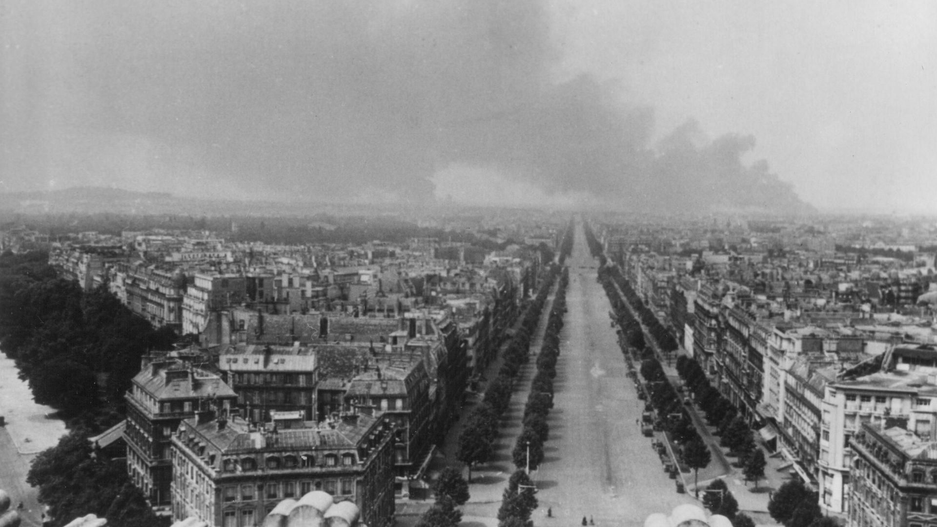 A black and white aerial photo of Paris in June 1940 under German Nazi rule.