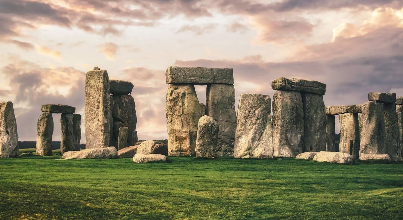 Stonehenge on a cloudy day.