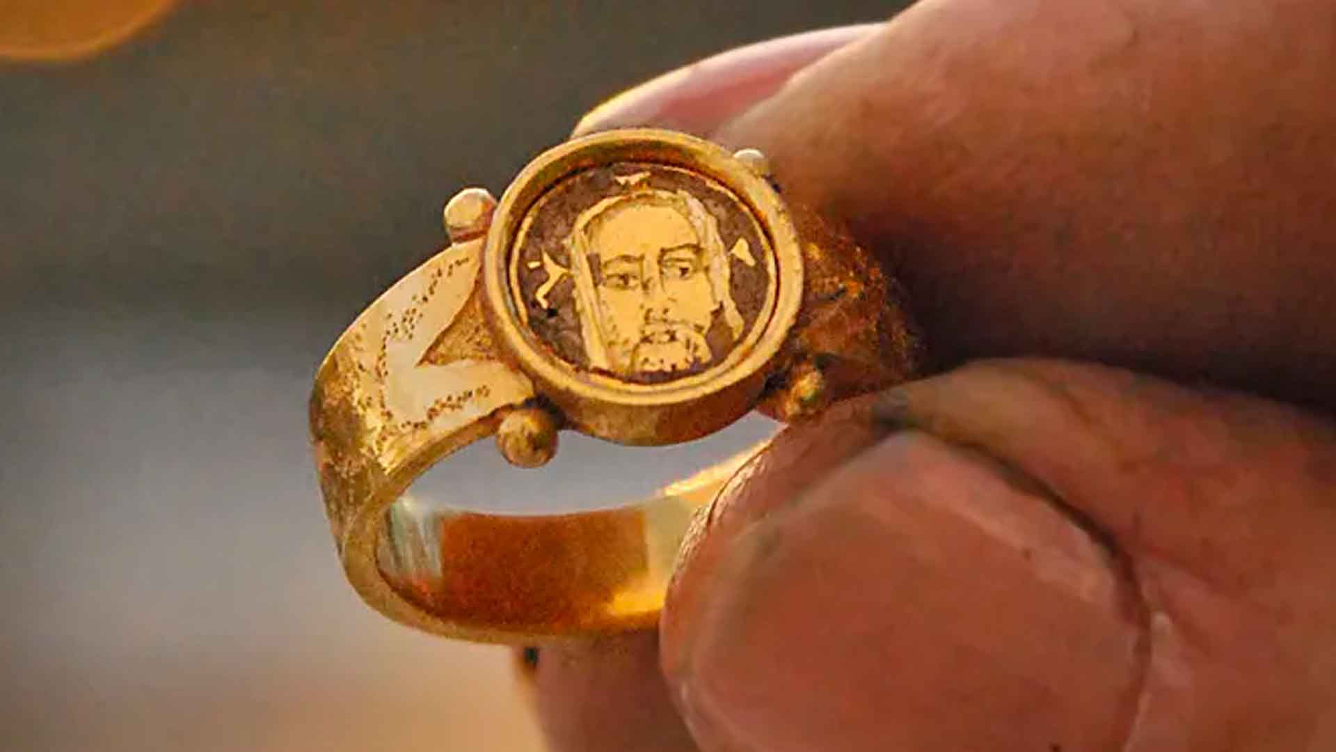 Gold ring with what looks like Jesus' face on it