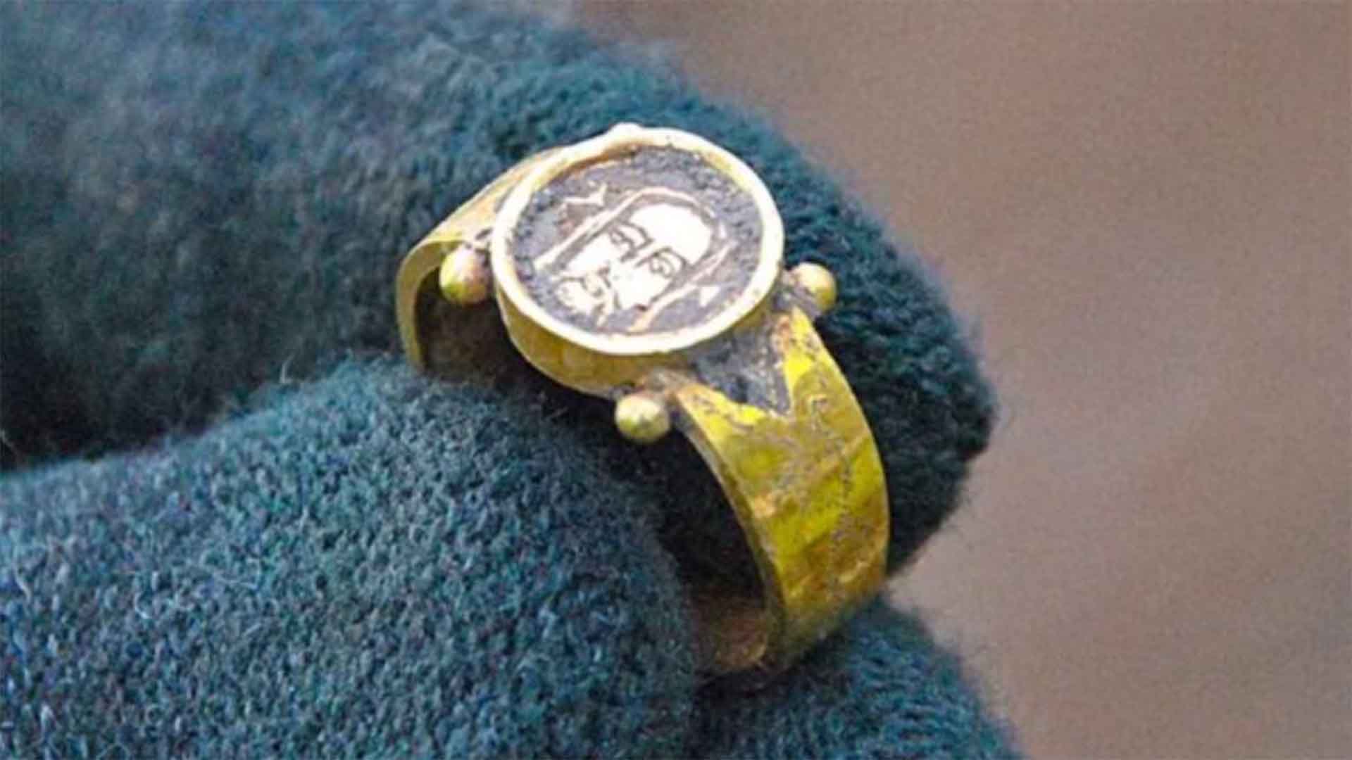 Gold ring with what looks like Jesus' face on it