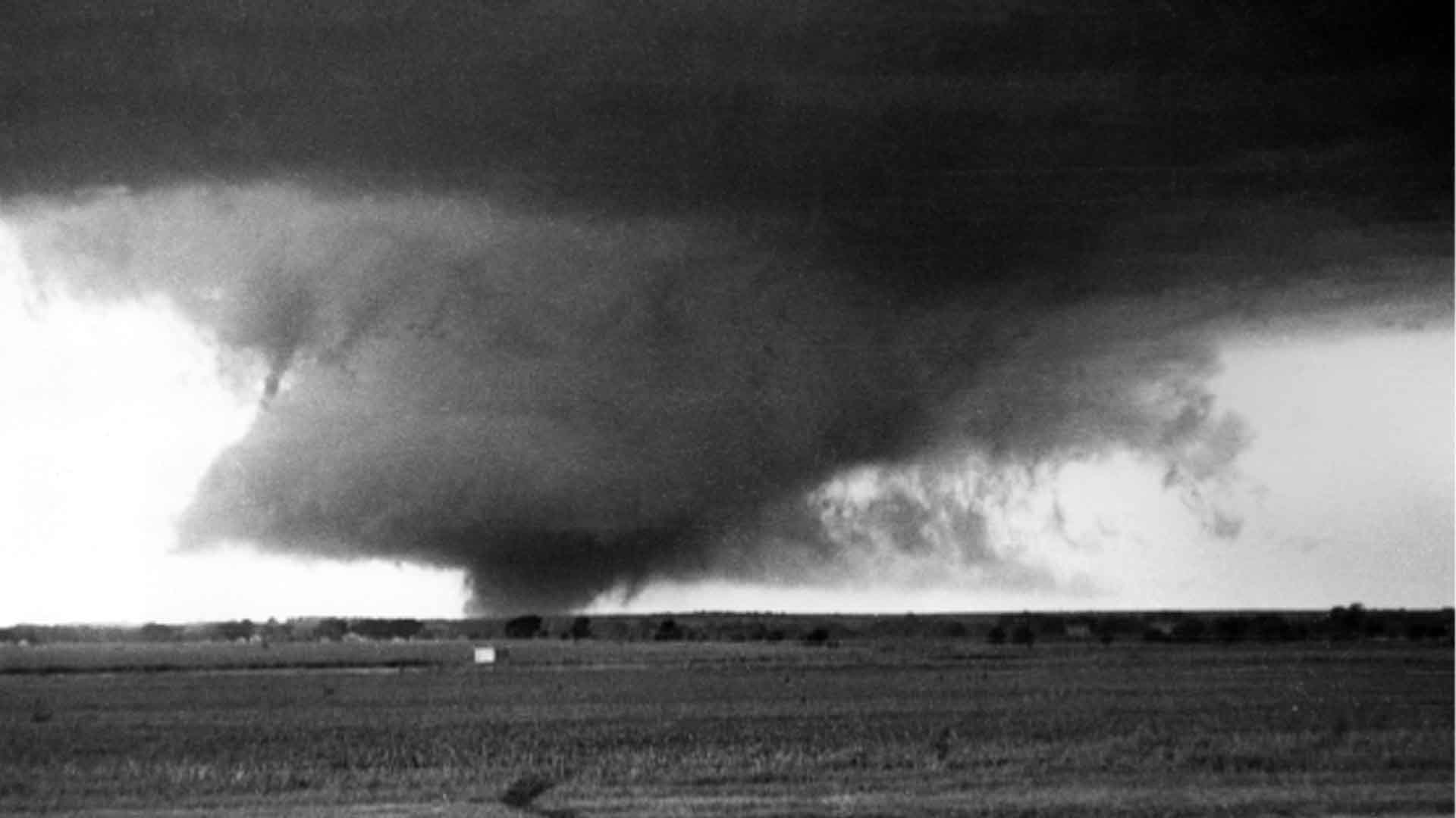 F5 Ruskin Heights, Missouri tornado strengthening after touchdown in Kansas 1957