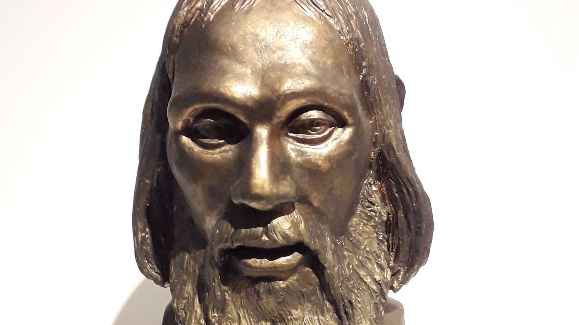 A sculpture of the face of a Neanderthal man