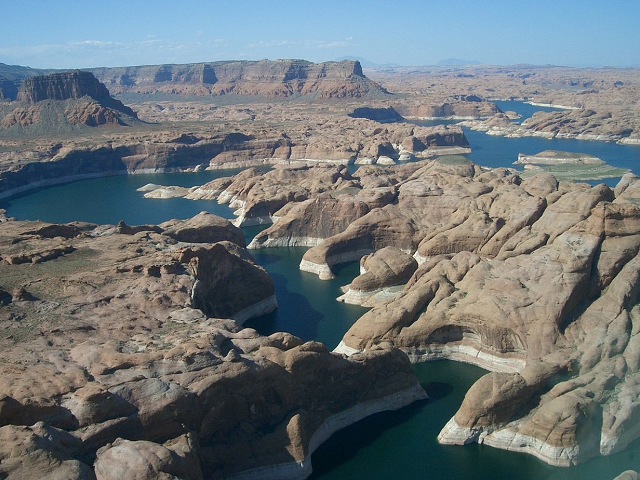 Photograph of Lake Powell displaying a water line to show the decreasing water levels