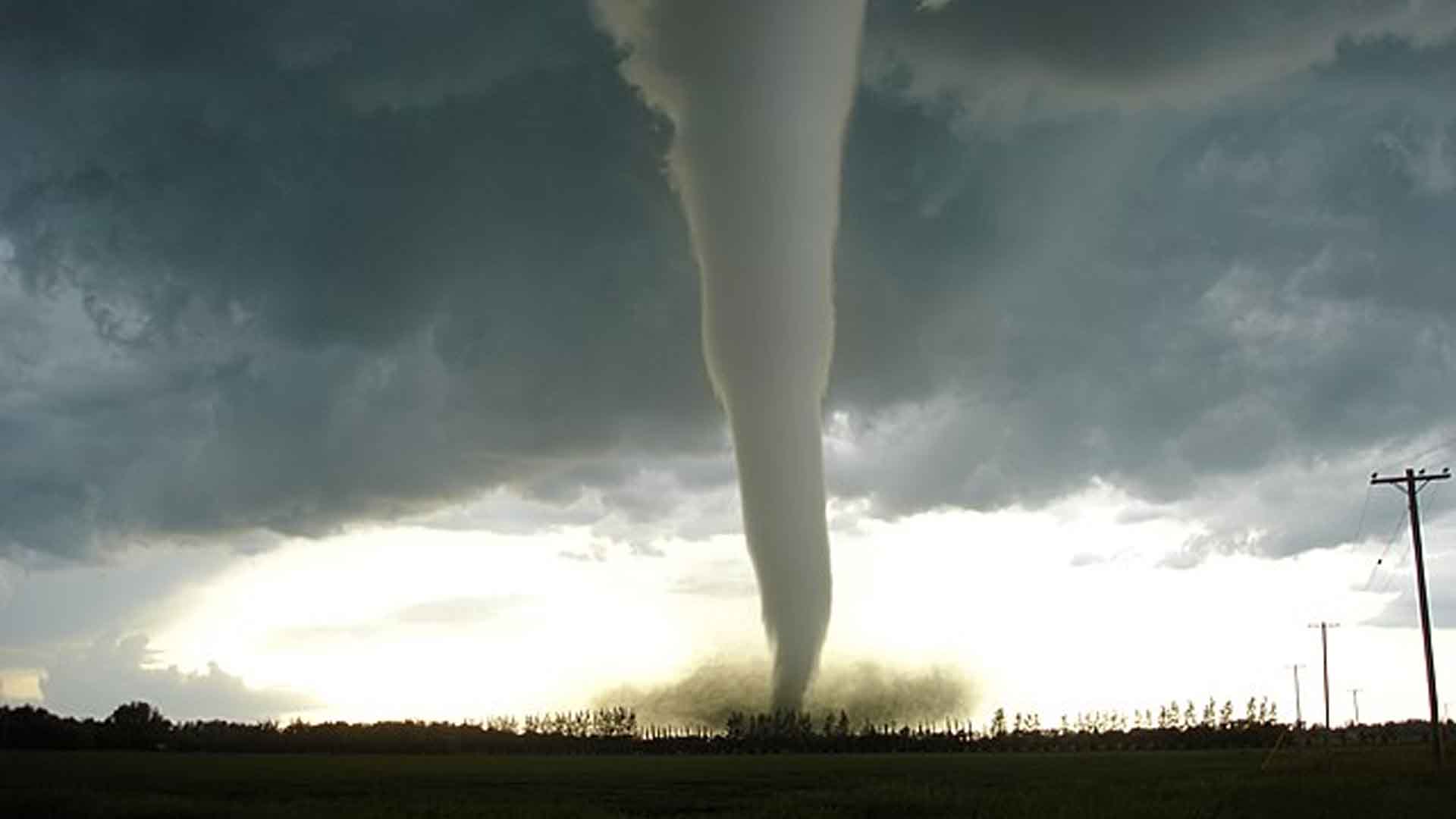 F5 tornado (upgraded from initial estimate of F4) viewed from the southeast as it approached Elie, Manitoba on Friday, June 22nd, 2007.
