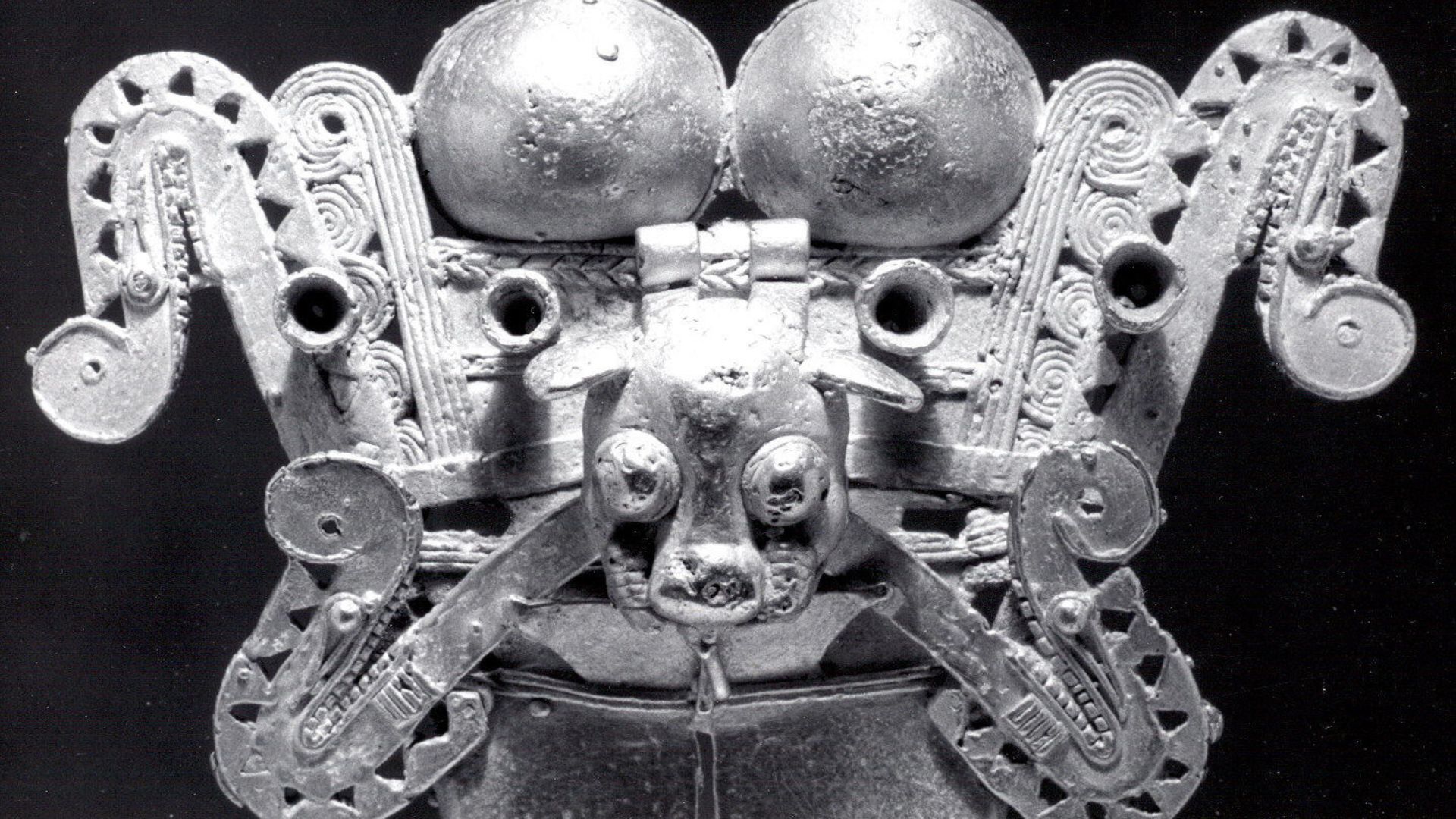 An old black and white photograph of an ancient Coclé pendant.