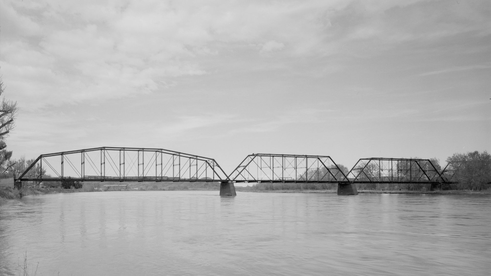 An old black and white photo of a bridge over the Missouri River in Fort Benton.