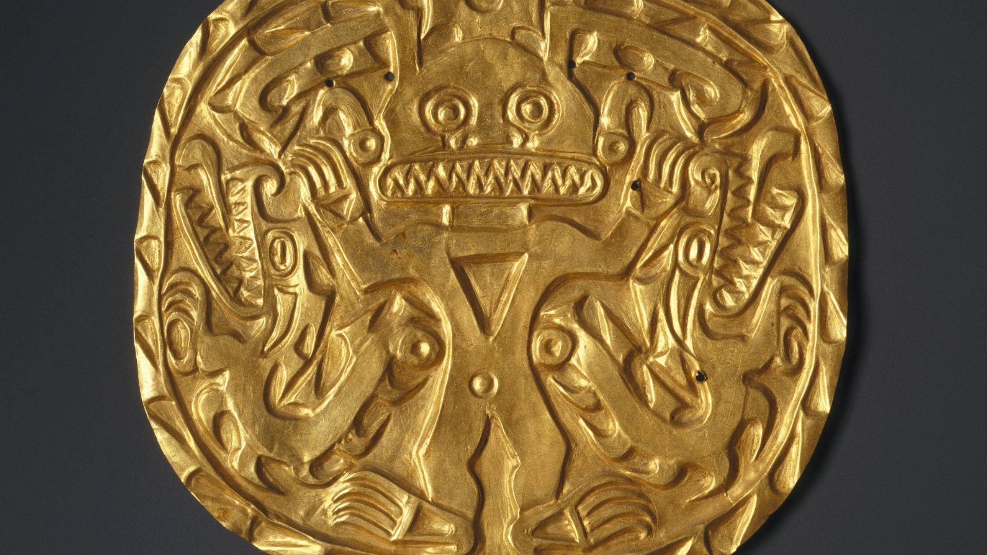 A gold plaque from the Coclé people that shows a crocodile deity.
