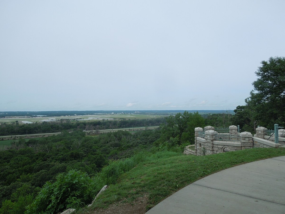An image showing off the Council Bluffs at the Lewis and Clark scenic overlook