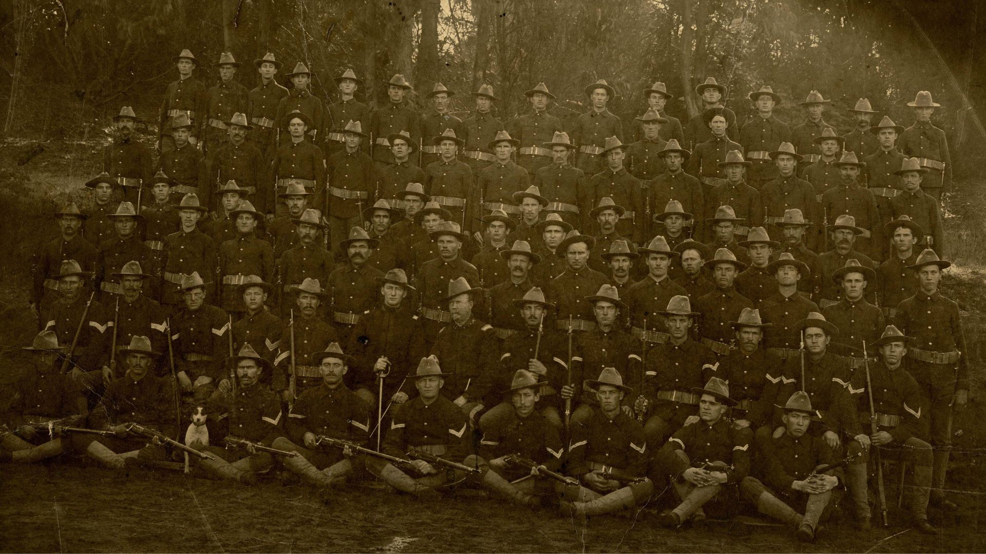 An 1800s photograph of many soldiers in the Spanish-American War.