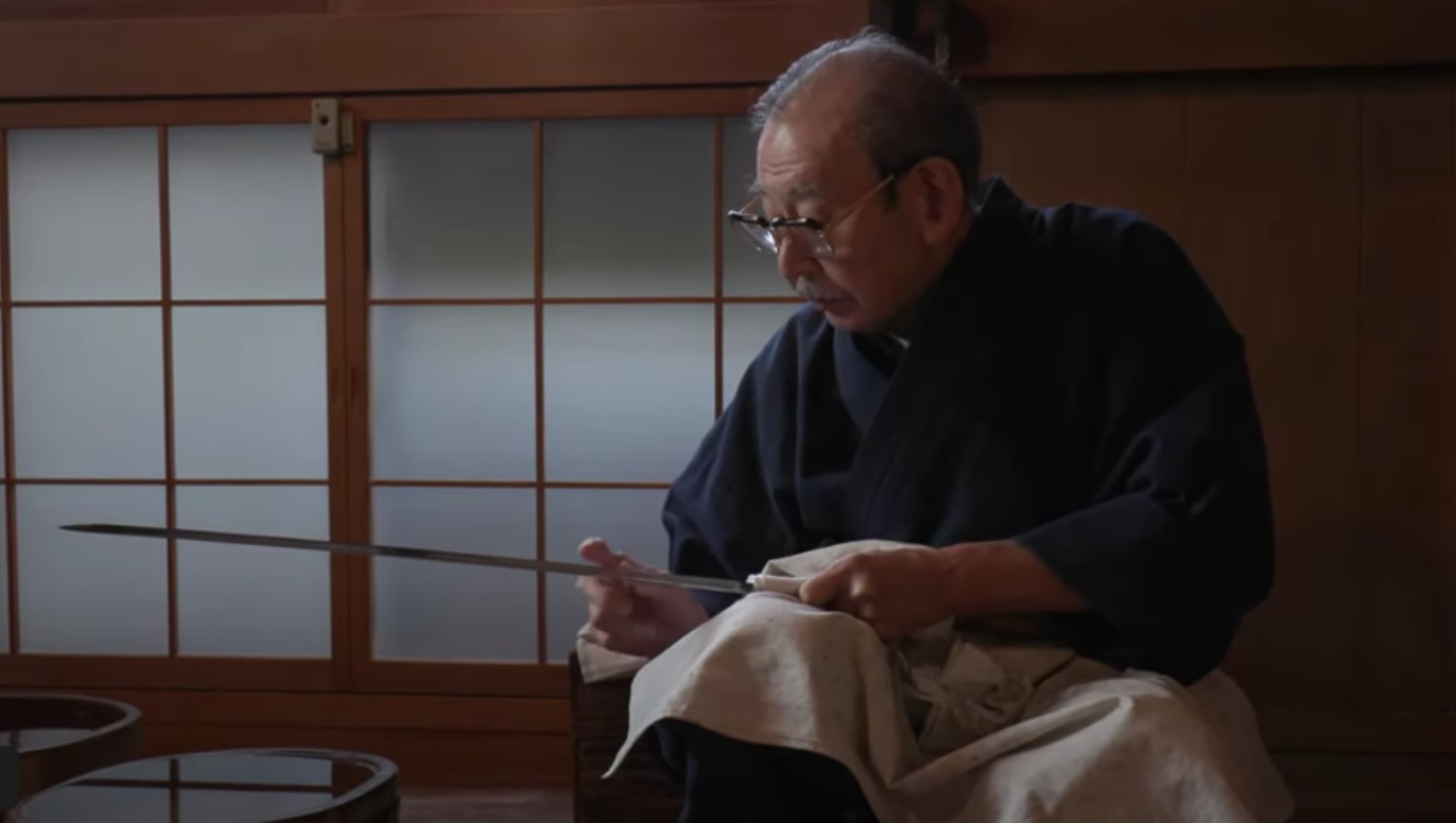 An image of Koshu Hon'ami as he begins to polish a blade