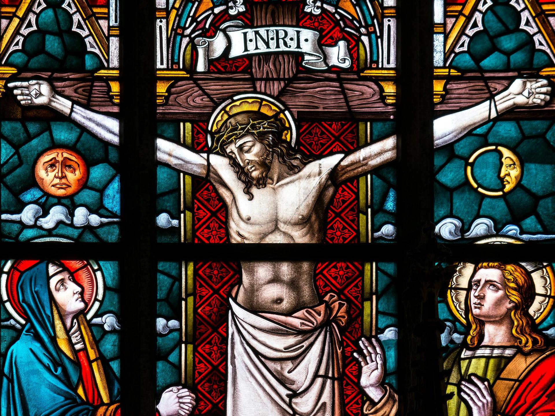 A stain glass window depicting the crucifixion of Jesus Christ