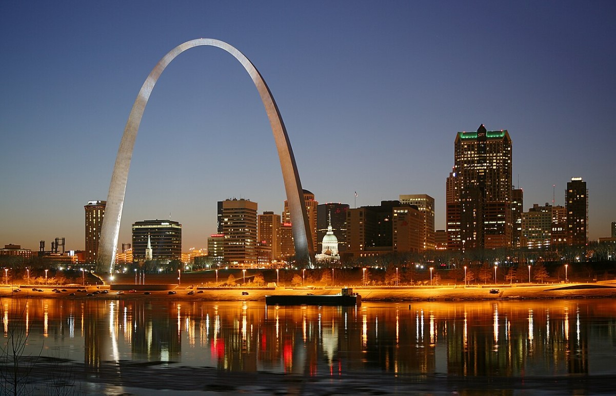 An image of St. Louis during the evening in Missouri
