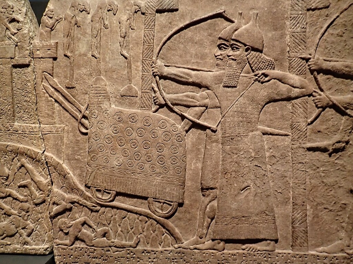 An image of several Assyrian soldiers during war
