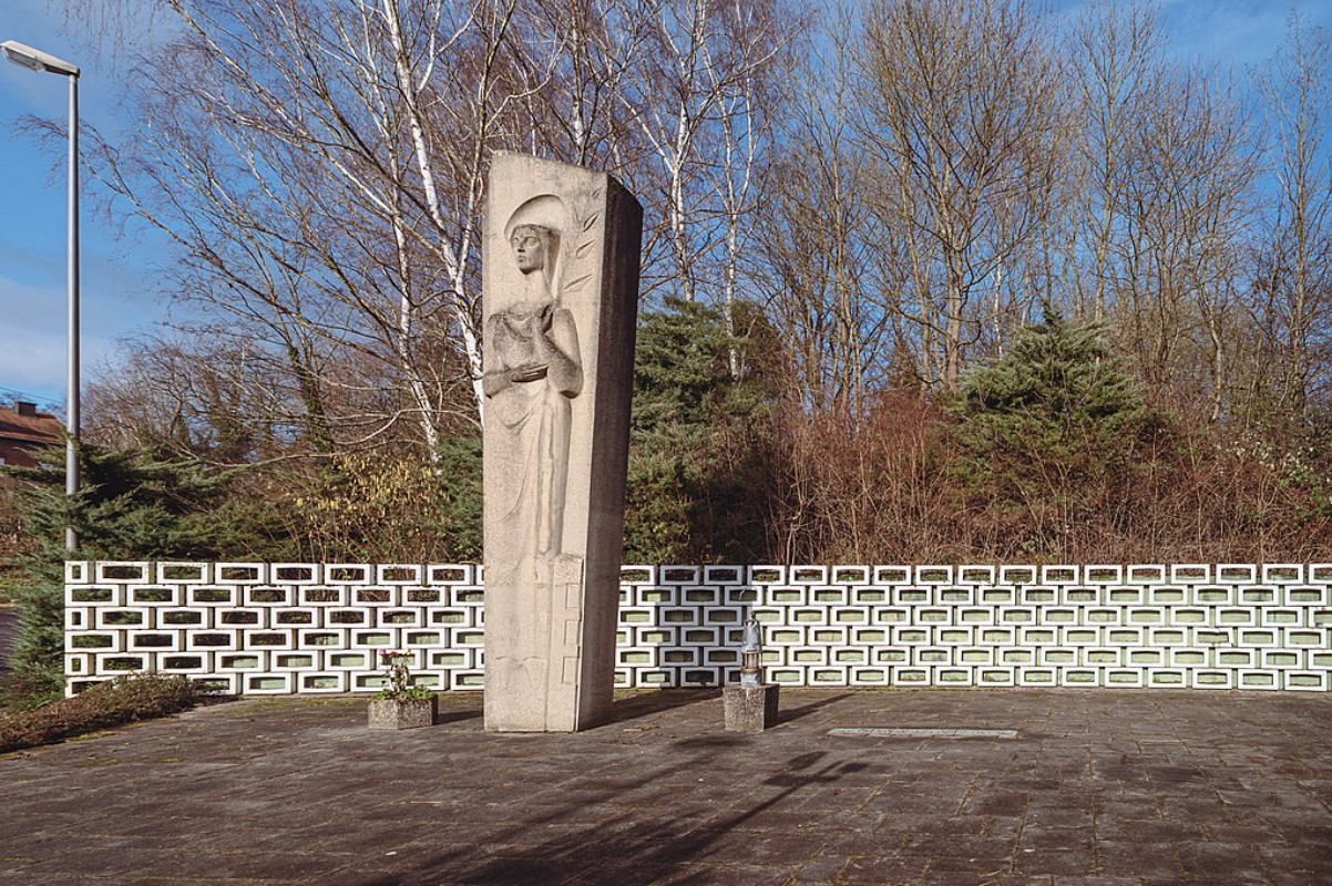 An image of a monument dedicated to those who lost their lives in the Luisenthal mine disaster