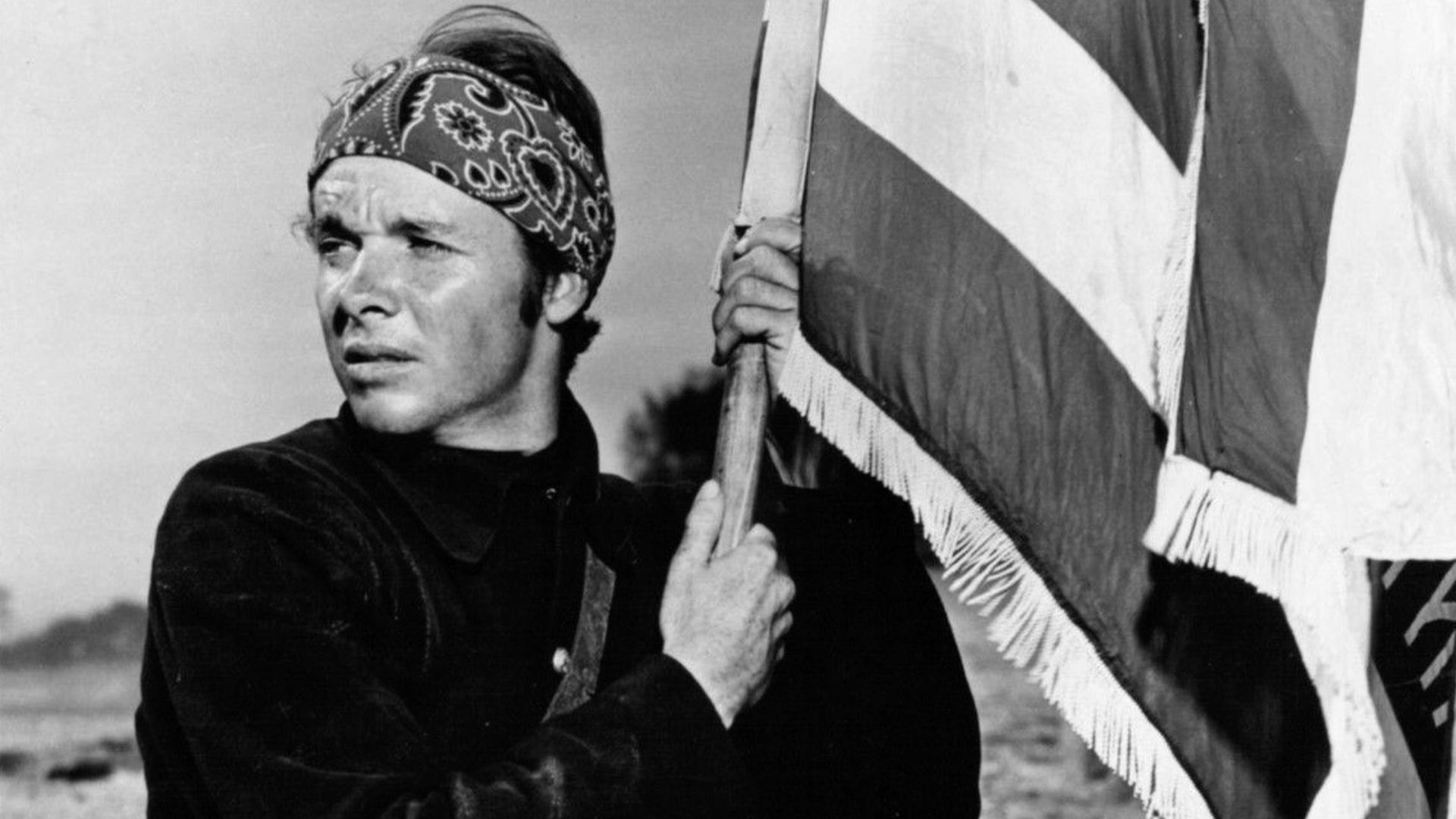 Audie Murphy in a 1950s black and white movie still.